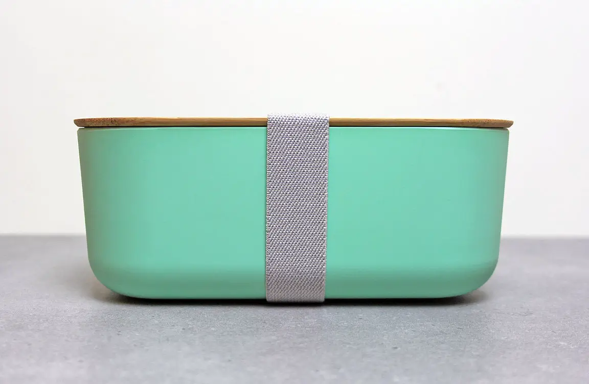 https://www.greenerlyfe.com/wp-content/uploads/2021/07/bambox-microwavable-bamboo-lunch-box-1-1L-green-grey-strap-side.jpg
