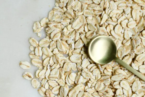 colloidal oatmeal bath - oats and spoon