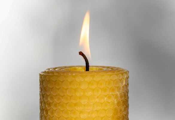 what do beeswax candles smell like